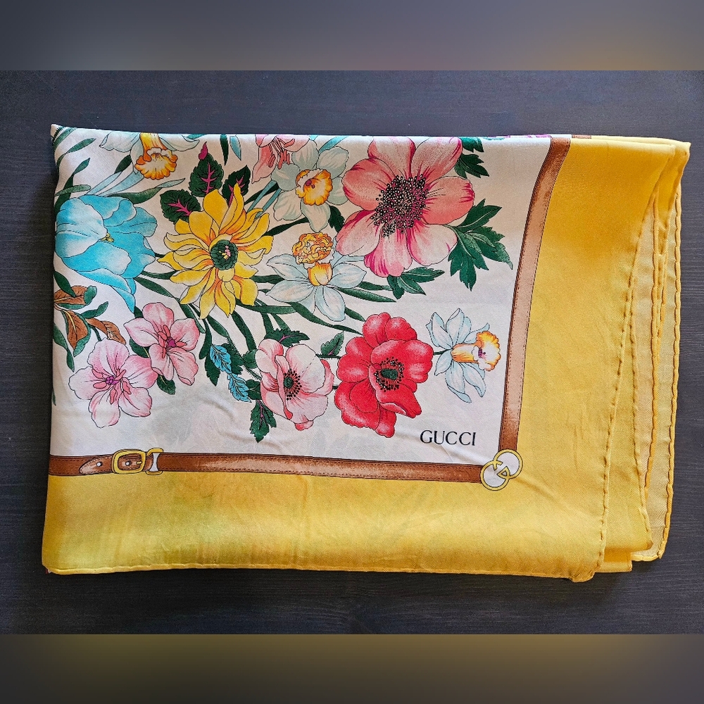 🫟 GUCCI - Vintage Floral 100% Silk Scarf, EUC - Picture 3 of 6